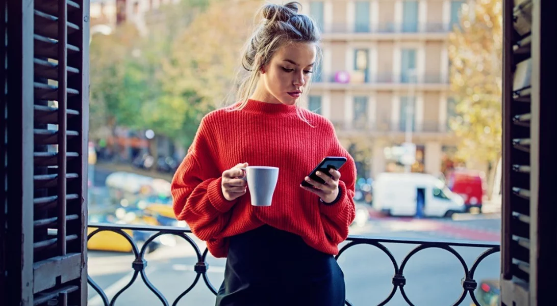 Tech Neck | Το ήξερες ότι τα social media συμβάλουν στην πρόωρη γήρανση;