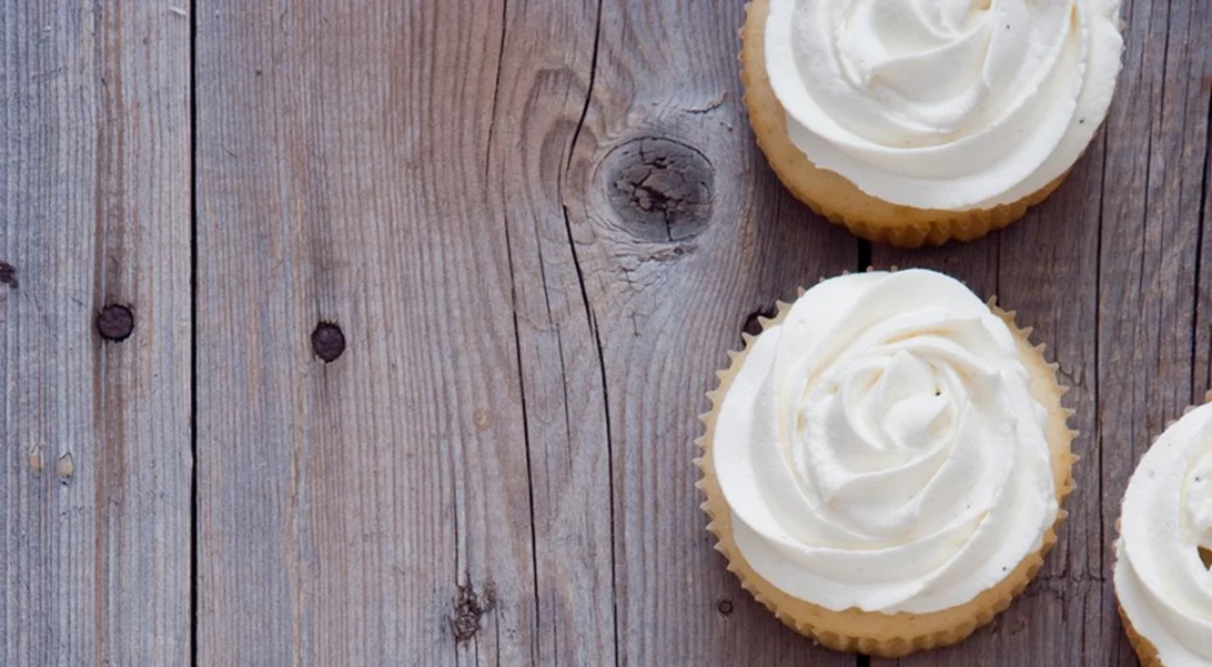Συνταγή για εύκολα cupcakes βανίλια σοκολάτα - ιδανικά για την Ημέρα των Ερωτευμένων