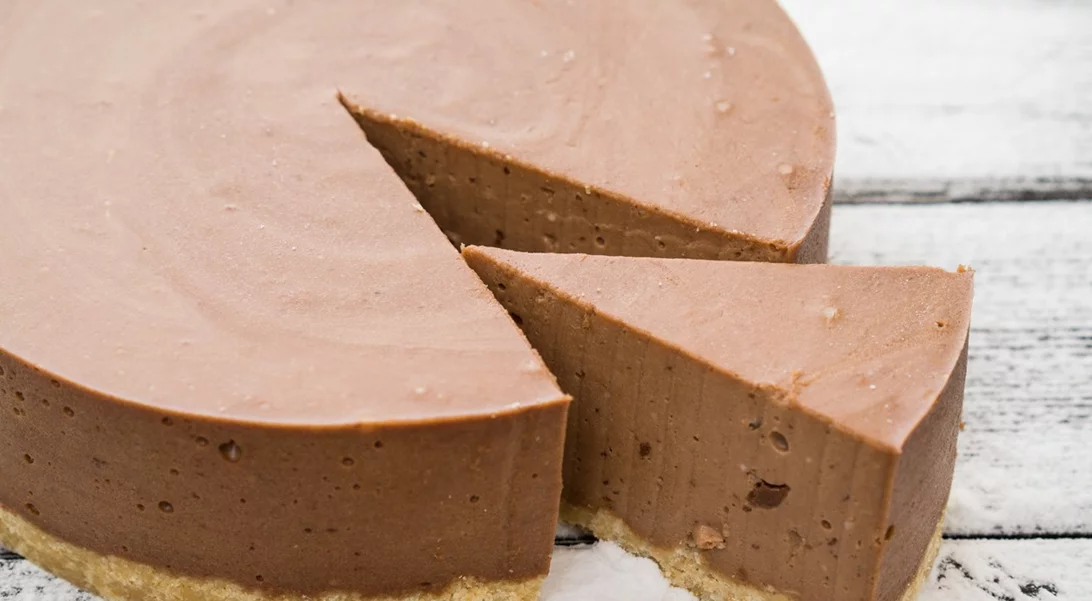 Cheesecake με πραλίνα φουντουκιού από την Αργυρώ Μπαρμπαρίγου