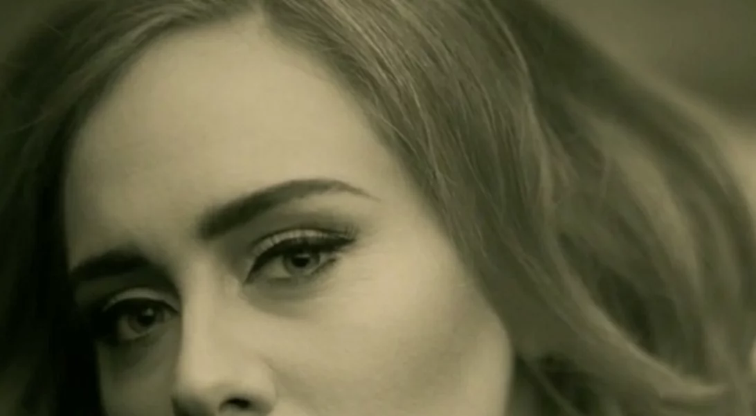 Adele: Τι πραγματικά μας σόκαρε με το φόρεμα που φόρεσε στο Glastonbury