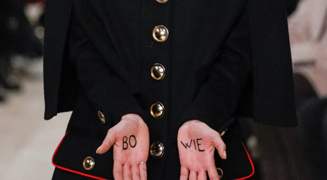 Ο οίκος Burberry τιμά τον David Bowie στην πασαρέλα