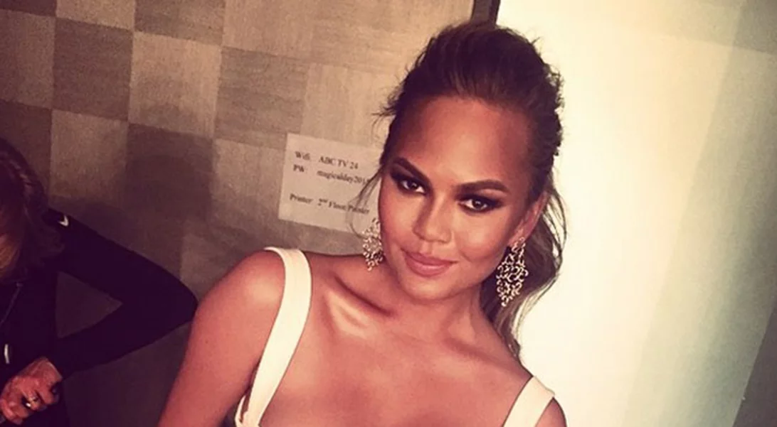 Chrissy Teigen: Πώς αντέδρασε όταν η κάμερα έδειξε τη θηλή της;