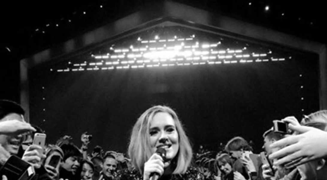 Εσύ είδες την σωσία της Adele που έκλεψε τις εντυπώσεις σε συναυλία της;