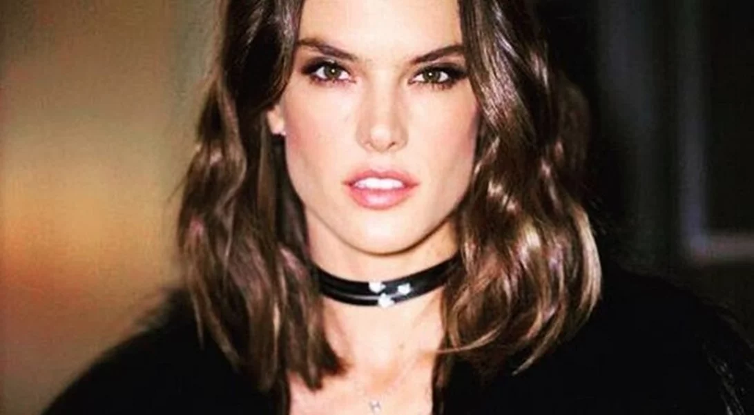 Alessandra Ambrosio: Ποζάρει γυμνή και σοκάρει