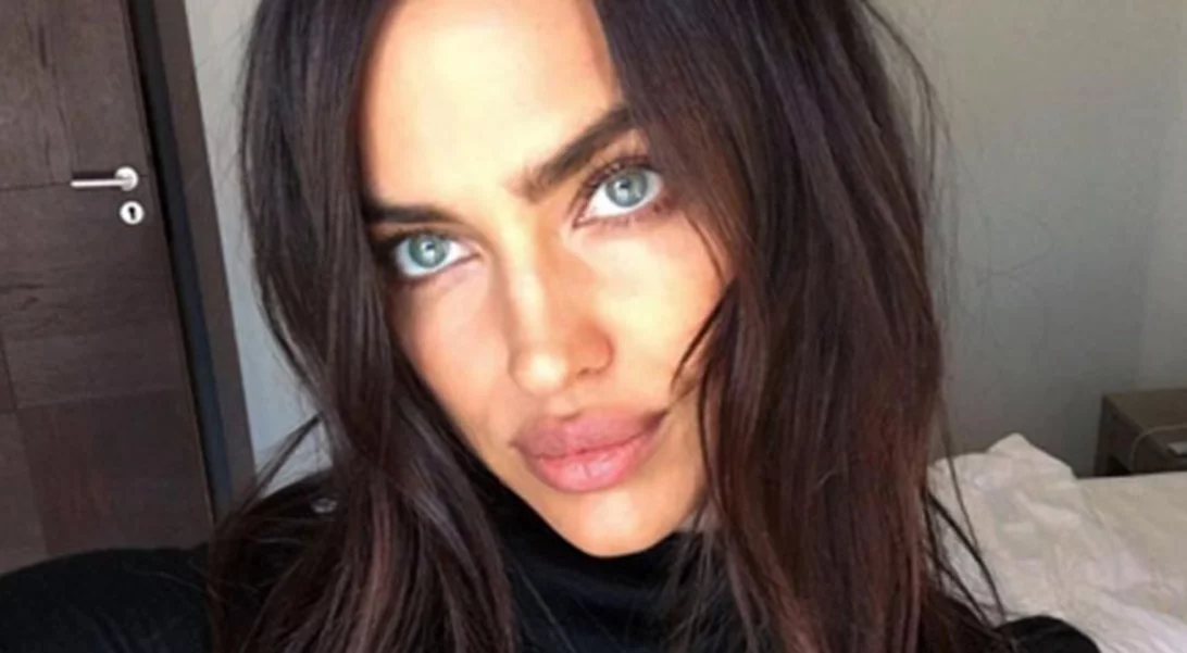Irina Shayk: Ποζάρει από το κρεβάτι της φορώντας μόνο τις... μπότες της!