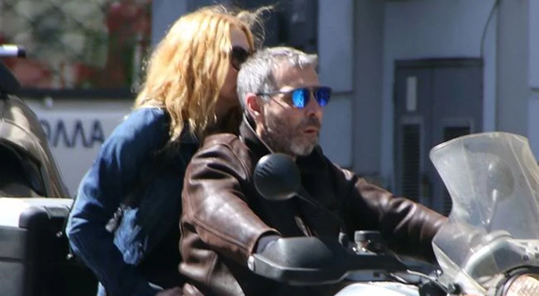 Σμαράγδα Καρύδη – Θοδωρής Αθερίδης: Χαλαρή βόλτα στην Πλάκα