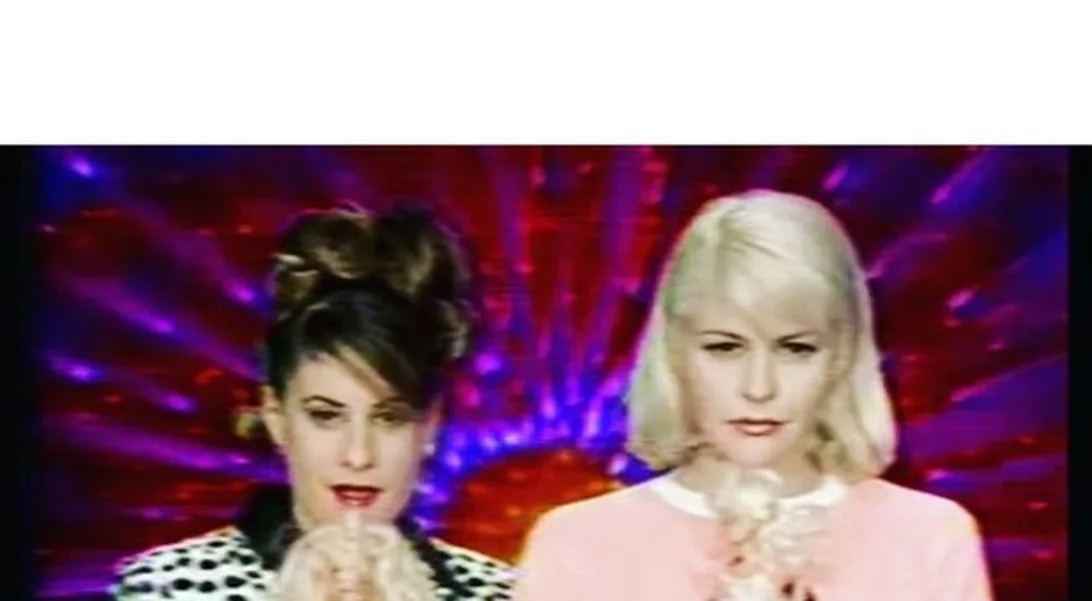 Time Machine: Η Τζένη Μπαλατσινού με πλατινέ μαλλί να παρουσιάζει εκπομπή μόδας (Video)