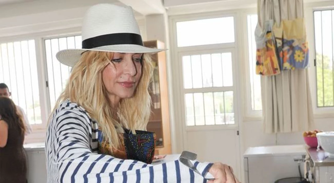 H Άννα Βίσση φόρεσε την ποδιά της και σέρβιρε σε μαθητές δημοτικού σχολείου της Κύπρου