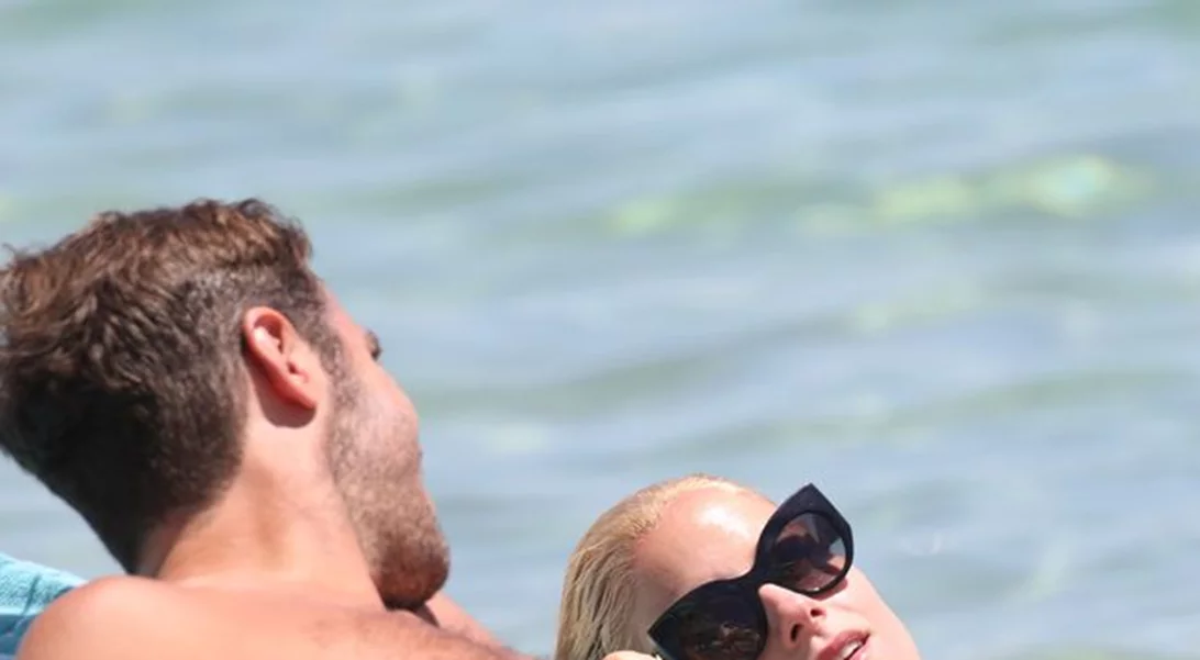 Δούκισσα Νομικού: Με μπικίνι σε παραλία της Μυκόνου