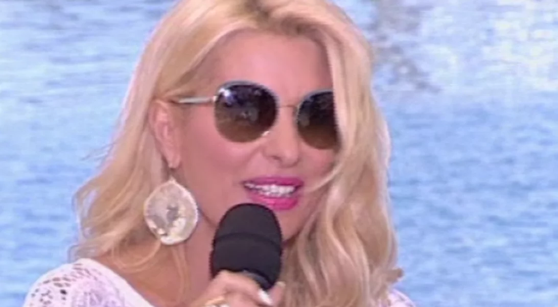 Ελένη Μενεγάκη: Η εντυπωσιακή εμφάνιση στη Νάξο