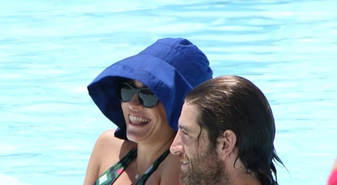 Τζένη Μπότση: Δείτε τη με μαγιό να απολαμβάνει τις βουτιές της μαζί με το σύντροφό της