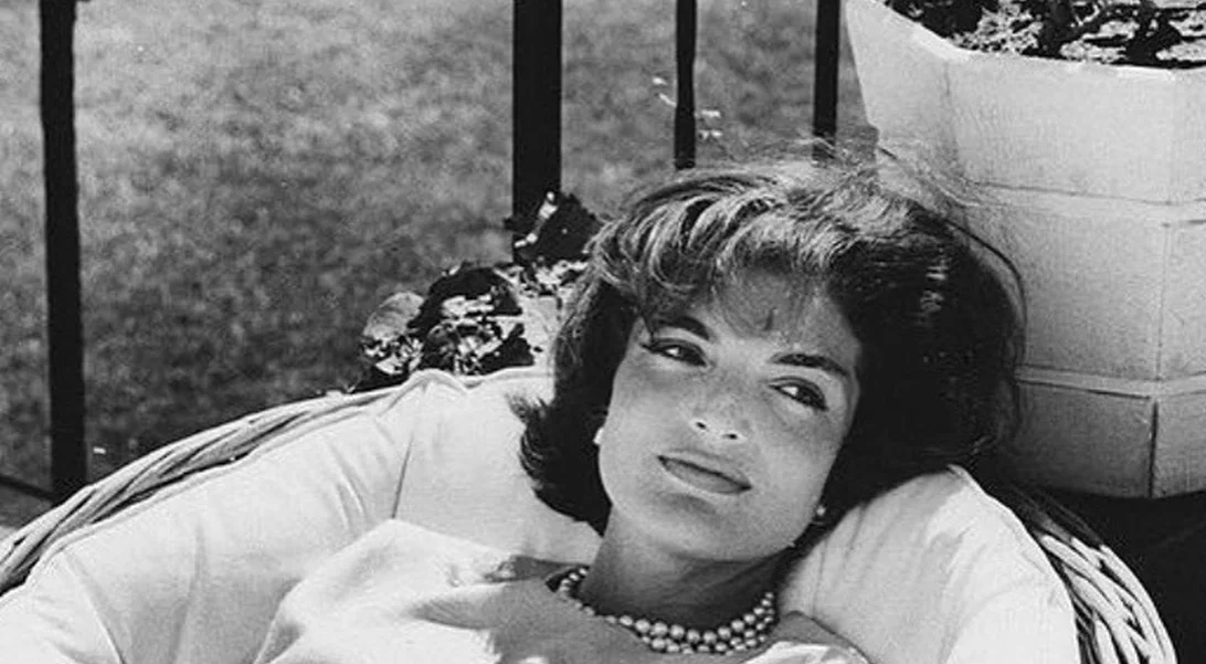 Jackie Kennedy | Αποκαλύφθηκε η ακριβής skincare ρουτίνα της από το 1963