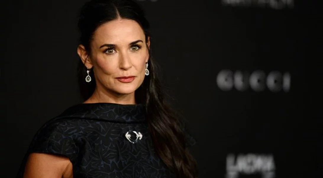 Διακοπές στην Ελλάδα για την Demi Moore | Η φωτογραφία με φούξια μπικίνι στα 59 της χρόνια