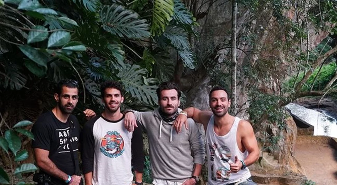 O Σάκης Τανιμανίδης και ο Γιώργος Μαυρίδης μας αποχαιρετούν με ένα backstage επεισόδιο