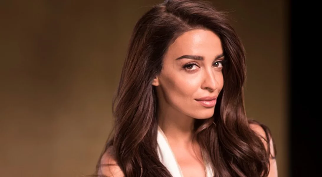 Επιτέλους, μάθαμε τι κάνει η Ελένη Φουρέιρα στα μαλλιά της (video)