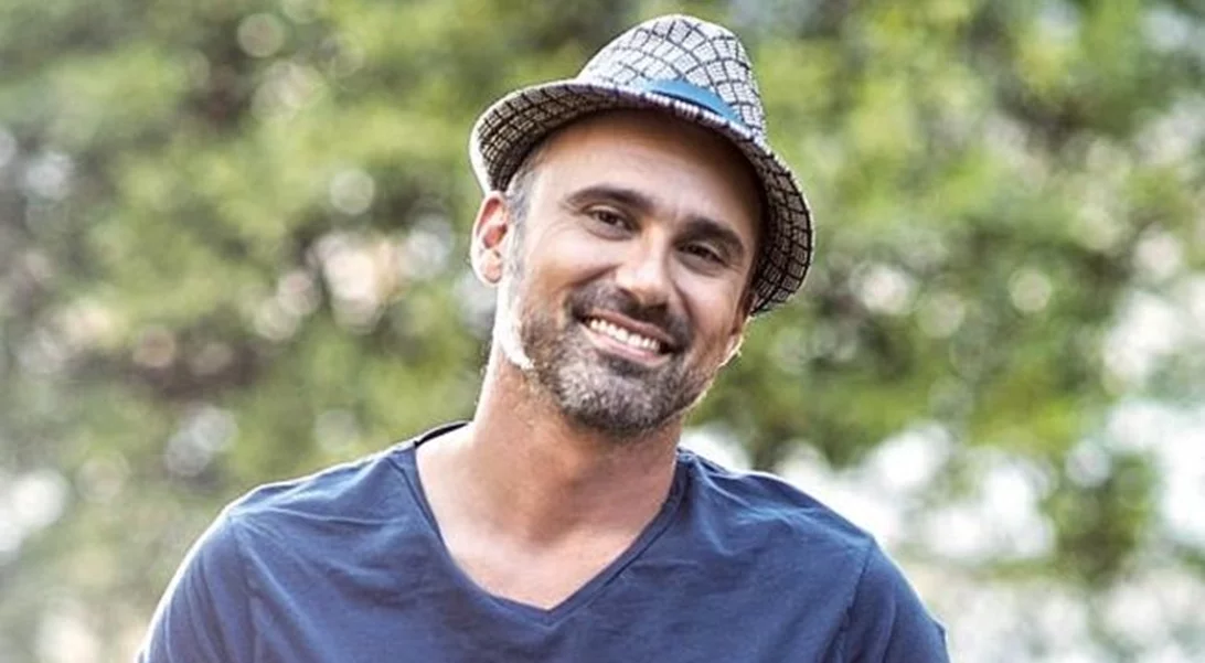 Ο Γιώργος Καπουτζίδης μας συστήνει την αδερφή του