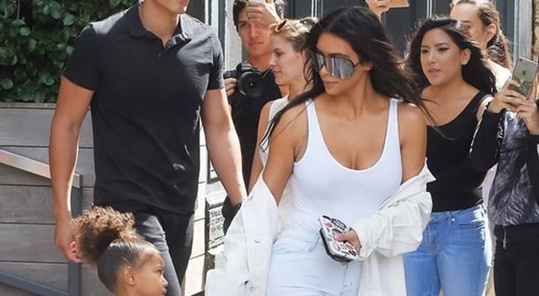 Με πανάκριβη τσάντα 2.000 δολαρίων η 3χρονη κόρη της Κιμ Καρντάσιαν