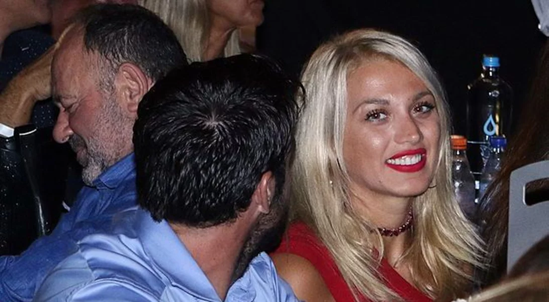 Κωνσταντίνα Σπυροπούλου-Γιώργος Κοτσοβός: Δημόσια εμφάνιση με αγκαλιές