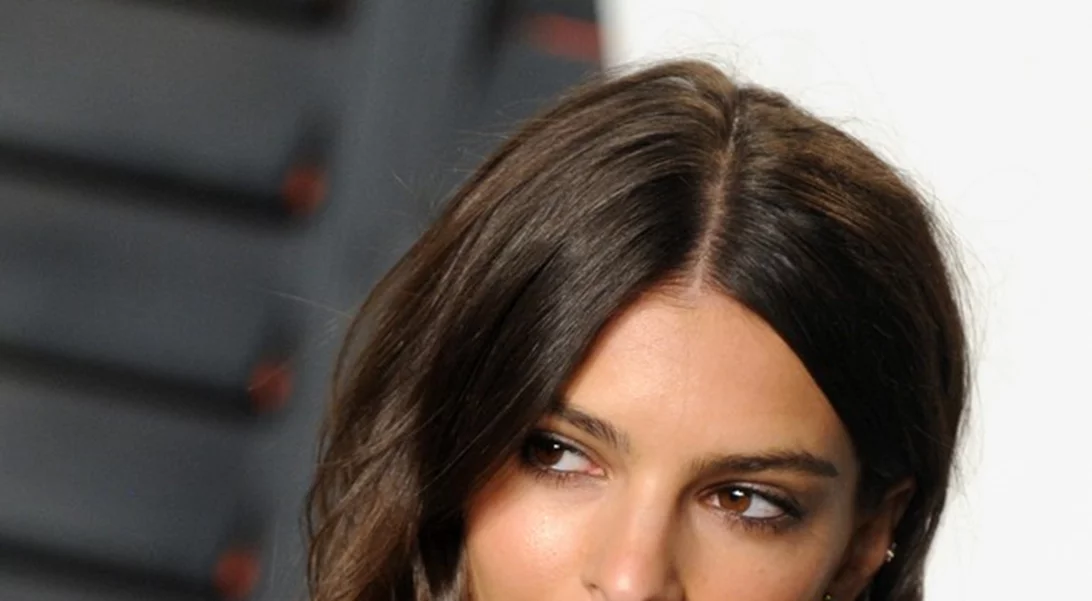 Αυτό είναι το μυστικό πίσω από τις τόσο τέλειες εμφανίσεις της Emily Ratajkowski (διαρκεί ένα λεπτό)