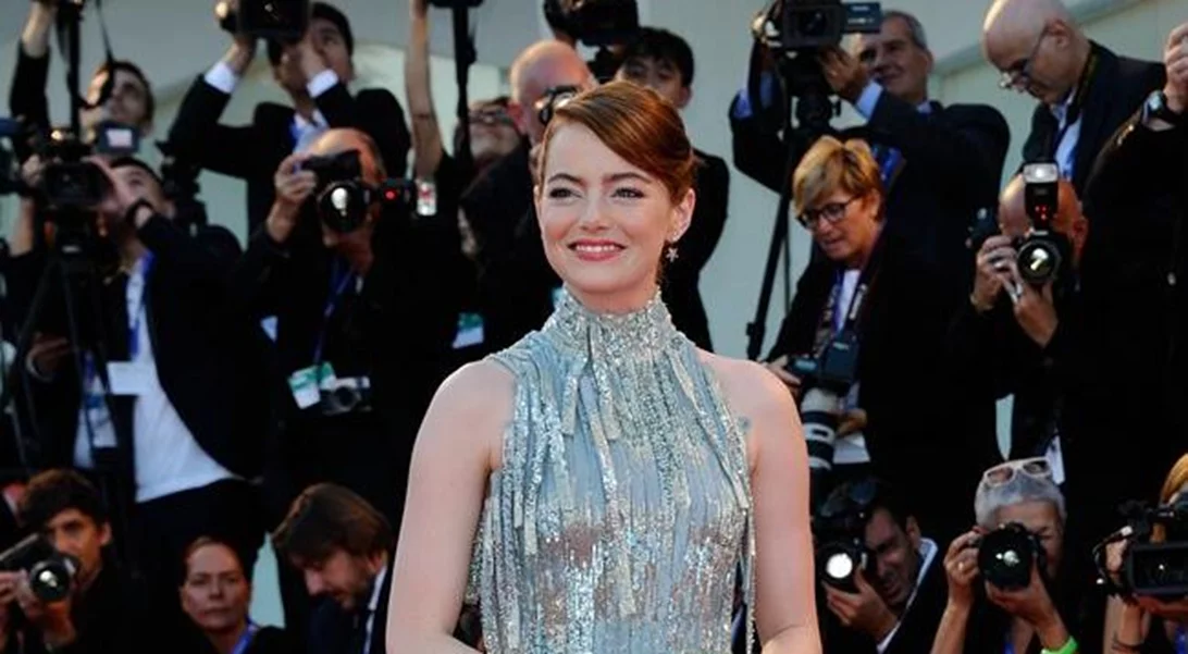 Emma Stone: Η εμφάνισή της στην έναρξη του Φεστιβάλ Βενετίας