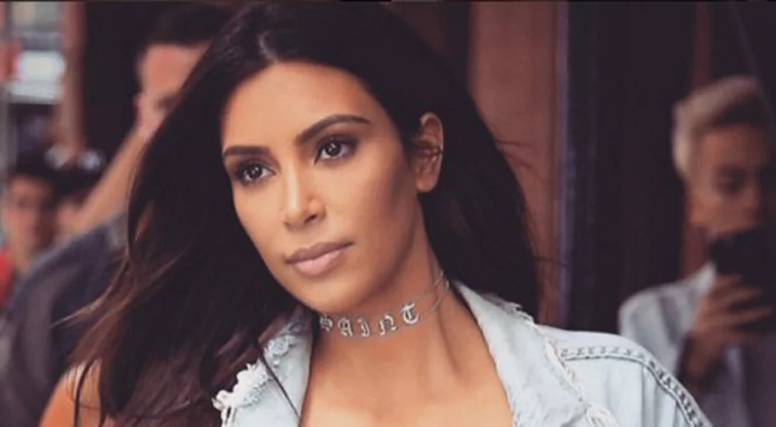 Αυτή είναι η πιο hot νέα τάση στα τζιν σύμφωνα με την Kim Kardashian