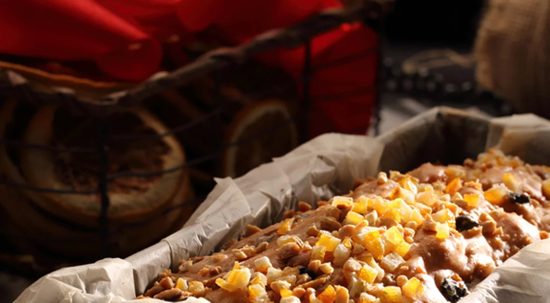 Φθινοπωρινό κέικ με ροδάκινα, σταφίδες και ανανά