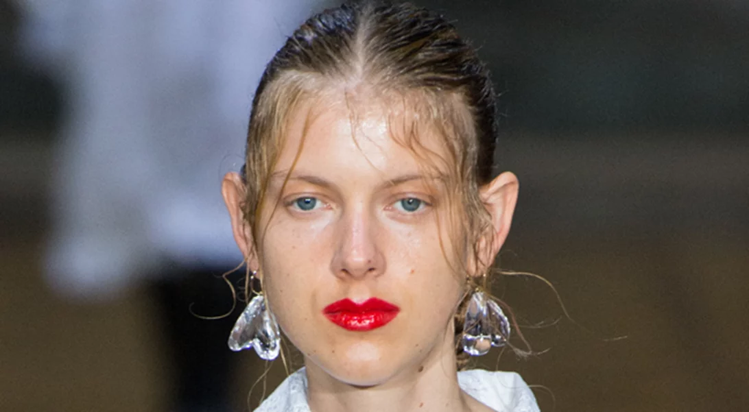 Σίγουρα δεν έχεις δει να φορούν έτσι το πανωφόρι!