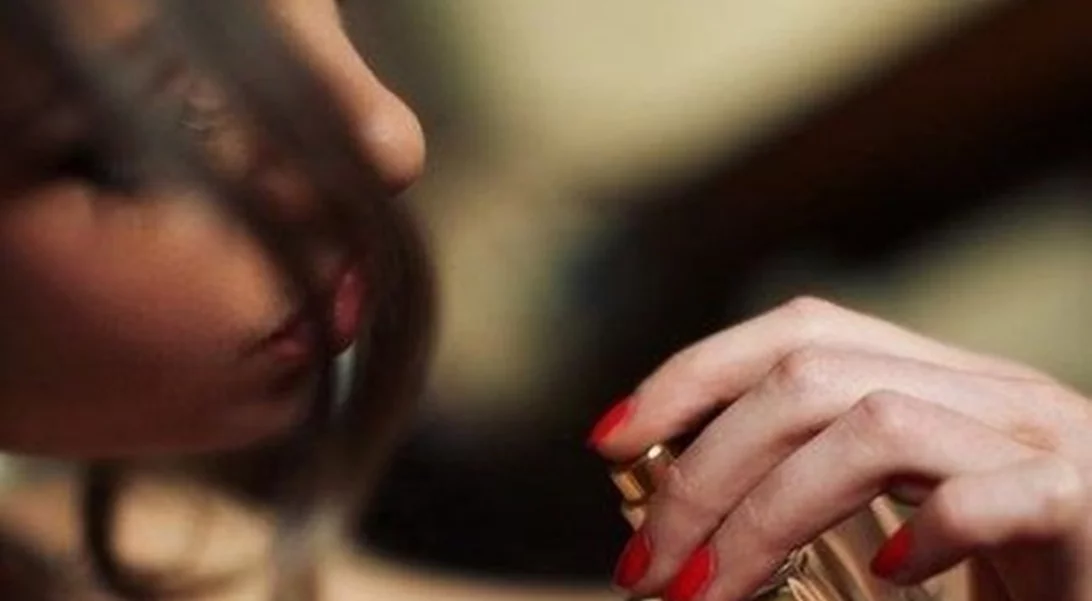 Μπορείς να φανταστείς τι σχέση έχει η ηλικία σου με την ποσότητα του αρώματος που φοράς;