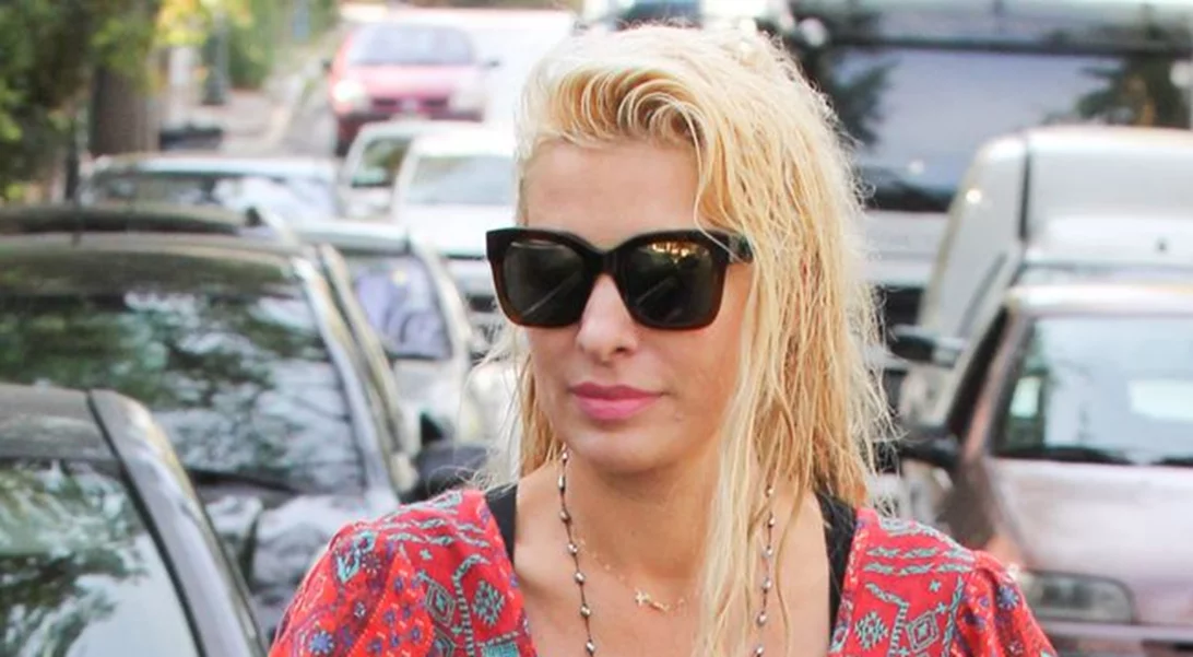 Ελένη Μενεγάκη: Με βρεγμένο μαλλί στην Κηφισιά