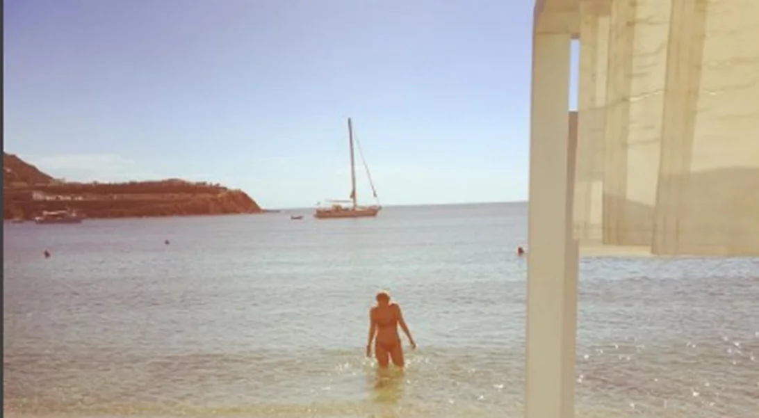 #SummerNeverEnds: Η διάσημη παρουσιάστρια συνεχίζει τα μπάνια ΚΑΙ τον Οκτώβρη