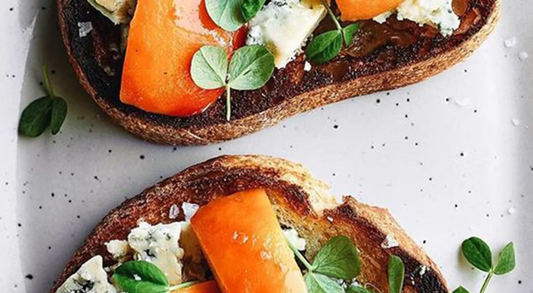 Φρυγανισμένο ψωμί με ροδάκινο και blue cheese για μια εναλλακτική του κλασικού τοστ