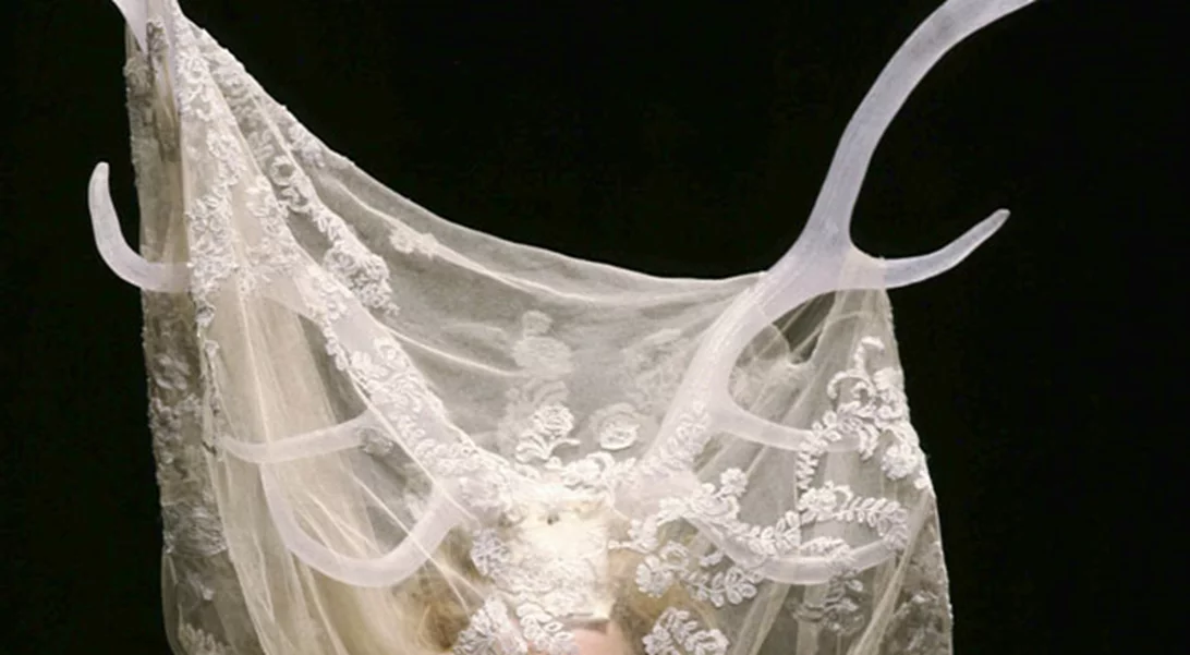 Alexander McQueen: Μοιάζει απίστευτα με τον ηθοποιό που θα τον υποδυθεί!