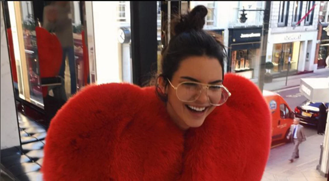 Kendall Jenner: Εξηγεί γιατί λατρεύει να δείχνει το στήθος της (βίντεο)