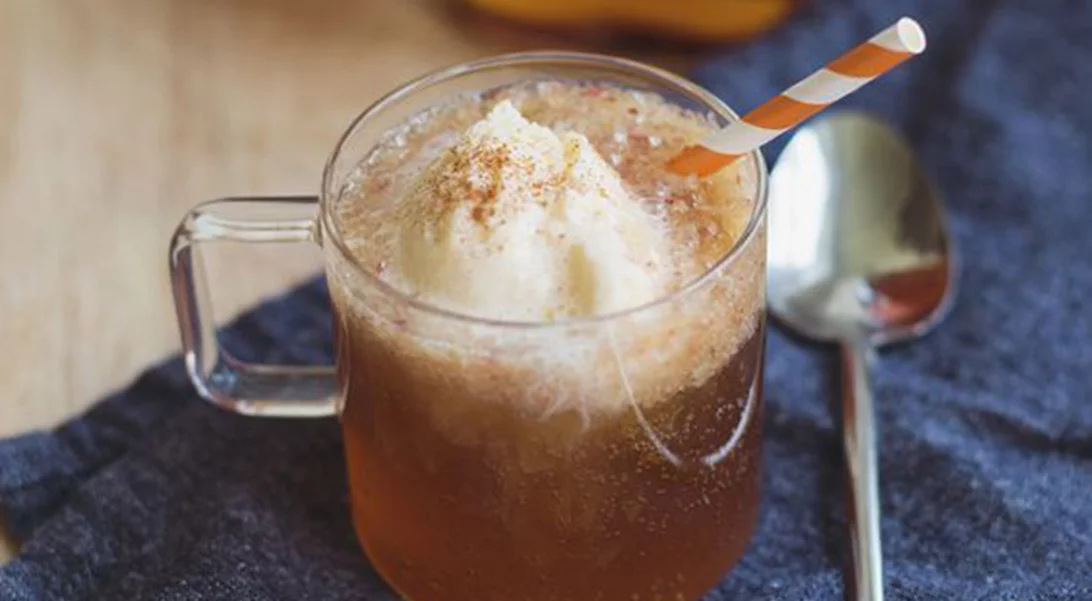 Το πιο δροσιστικό ρόφημα με παγωτό ροδάκινο