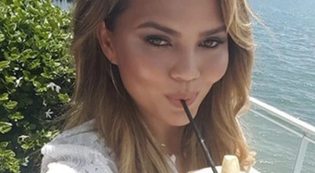 Chrissy Teigen: Ποζάρει γυμνή στο πλάι του John Legend