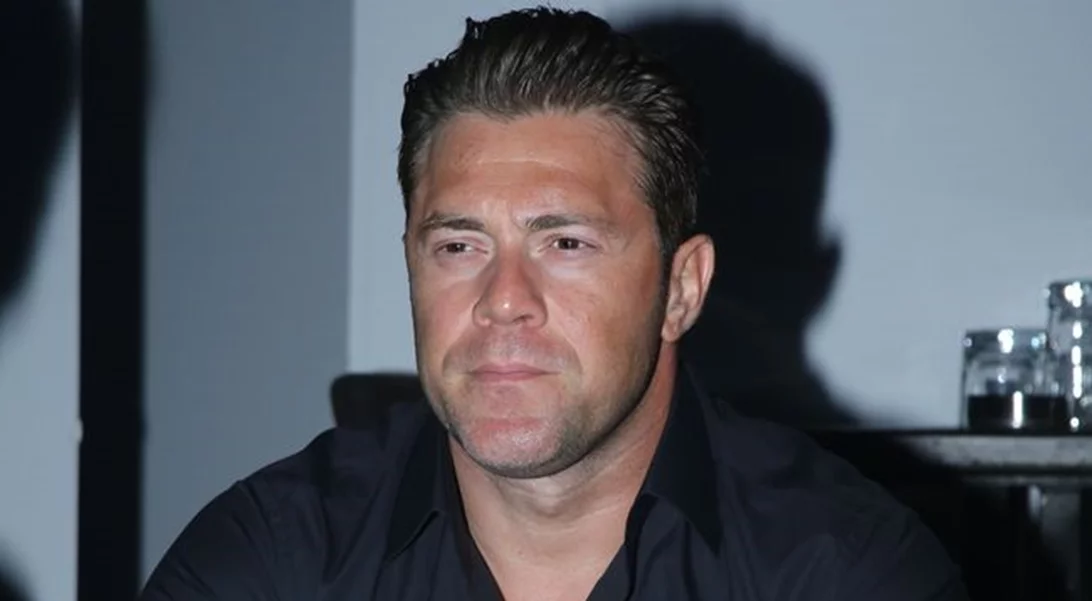 Χρήστος Χολίδης: Δες τον τραγουδιστή με ανανεωμένο look σε βραδινή έξοδο