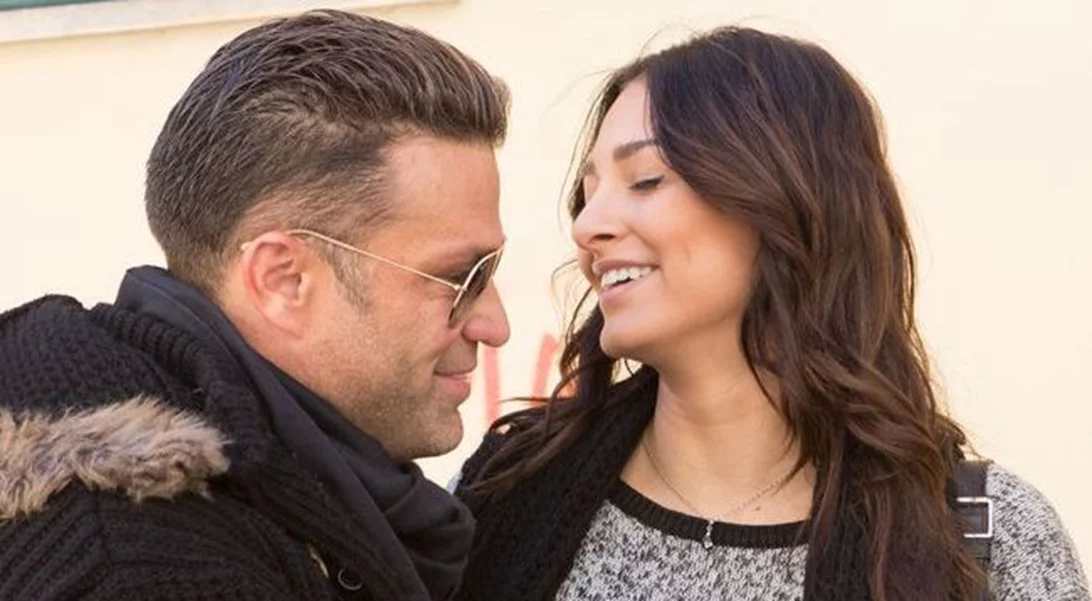 Κώστας Σόμμερ-Ναυσικά Παναγιωτακόπουλου: Καυτά φιλιά στη μέση του δρόμου!