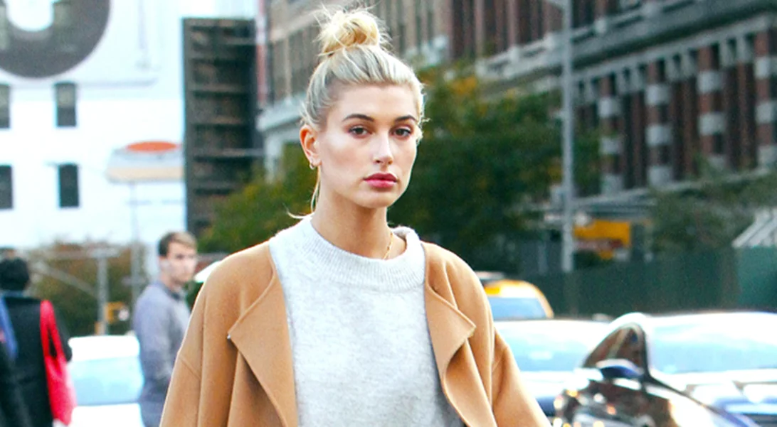 Η Hailey Baldwin συνδυάζει δύο "άσχημες" τάσεις