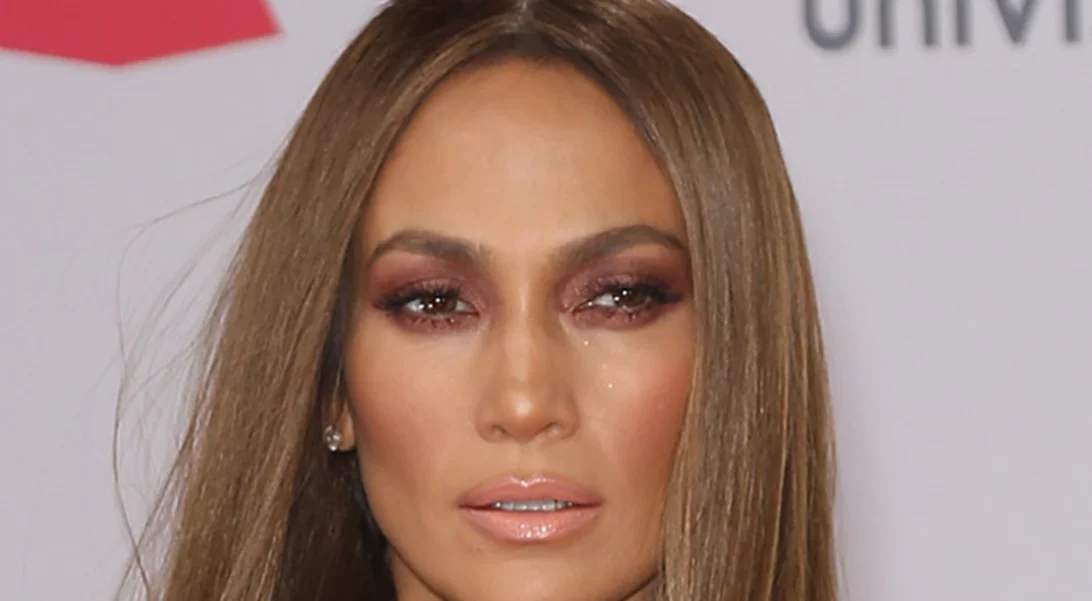 Jennifer Lopez: Πιο εντυπωσιακή από ποτέ με διάφανη ολόσωμη φόρμα στα Latin Grammy Awards!