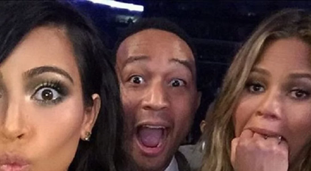 Chrissy Teigen: Προσφέρθηκε να κυοφορήσει το μωρό της Kim Kardashian