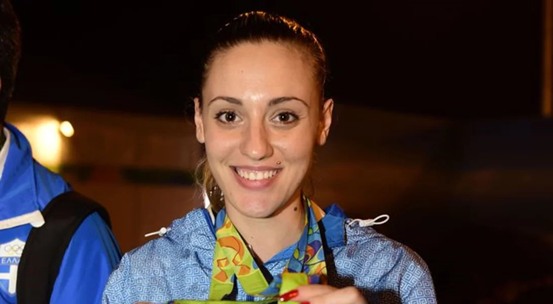 Η Αννα Κορακάκη στόλισε το χριστουγεννιάτικο δέντρο με τα μετάλλιά της