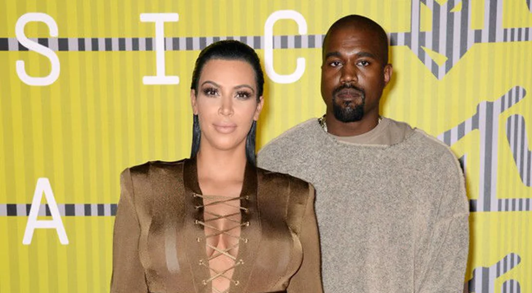 Η χριστουγεννιάτικη φωτογραφία της Kim και του Kanye είναι έτσι ακριβώς όπως την περιμέναμε