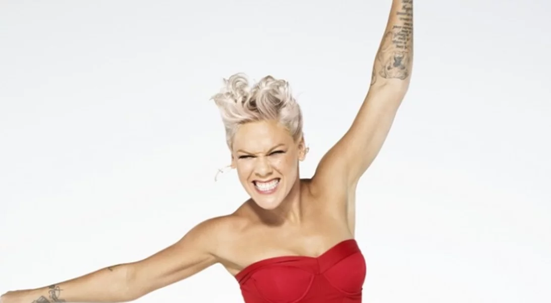 Η εγκυμονούσα Pink ποζάρει topless και η κόρη της, της αγκαλιάζει την κοιλιά!