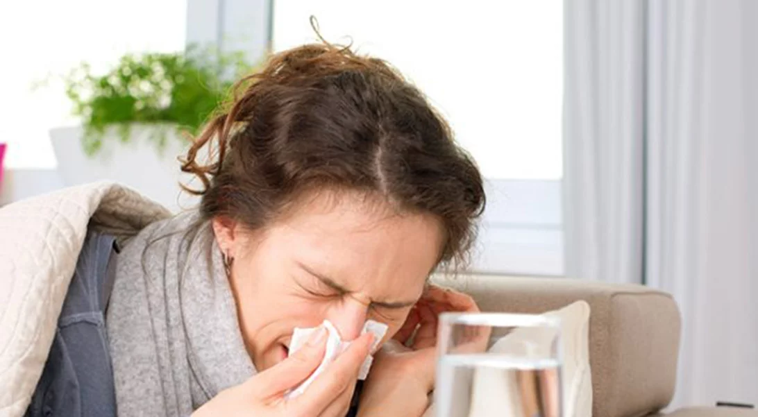 Έχεις βήχα και πονόλαιμο; Να τι πρέπει να κάνεις