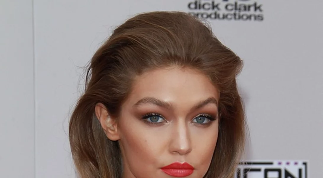 Gigi Hadid: Χορεύει με το μαγιό της για την... παραμονή των Χριστουγέννων!