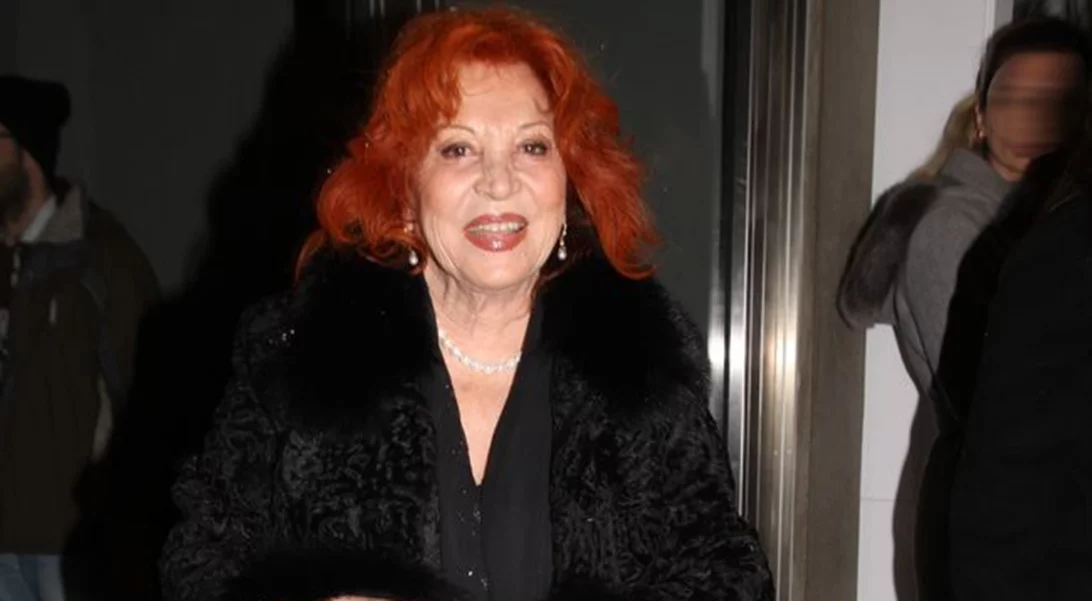 Χρυσούλα Διαβάτη: Στο θέατρο με την κούκλα εγγονή της