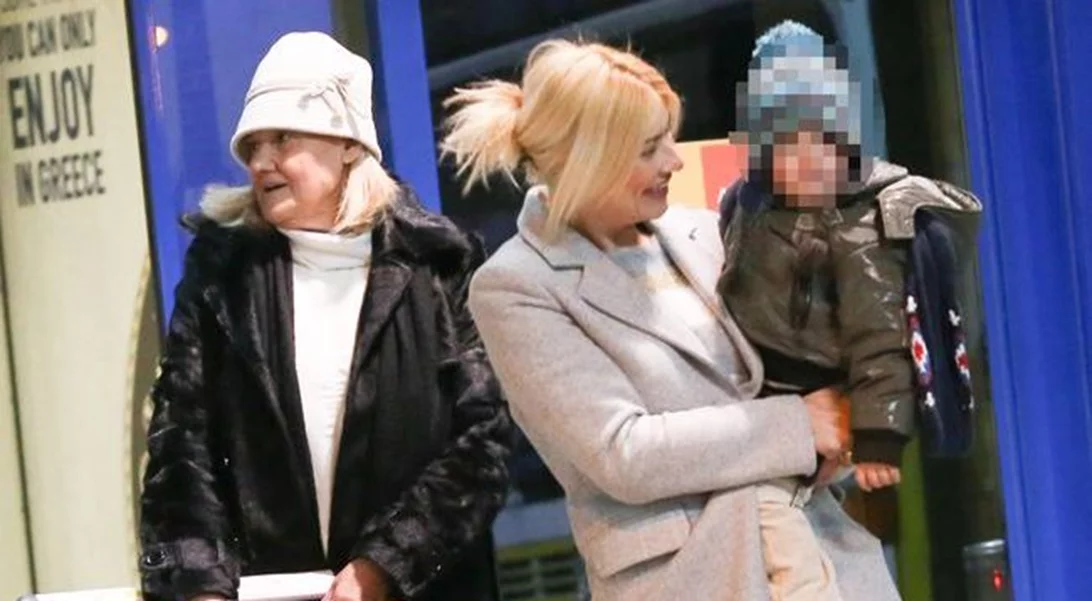 Φαίη Σκορδά: Με το γιο και τη μητέρα της στο αεροδρόμιο