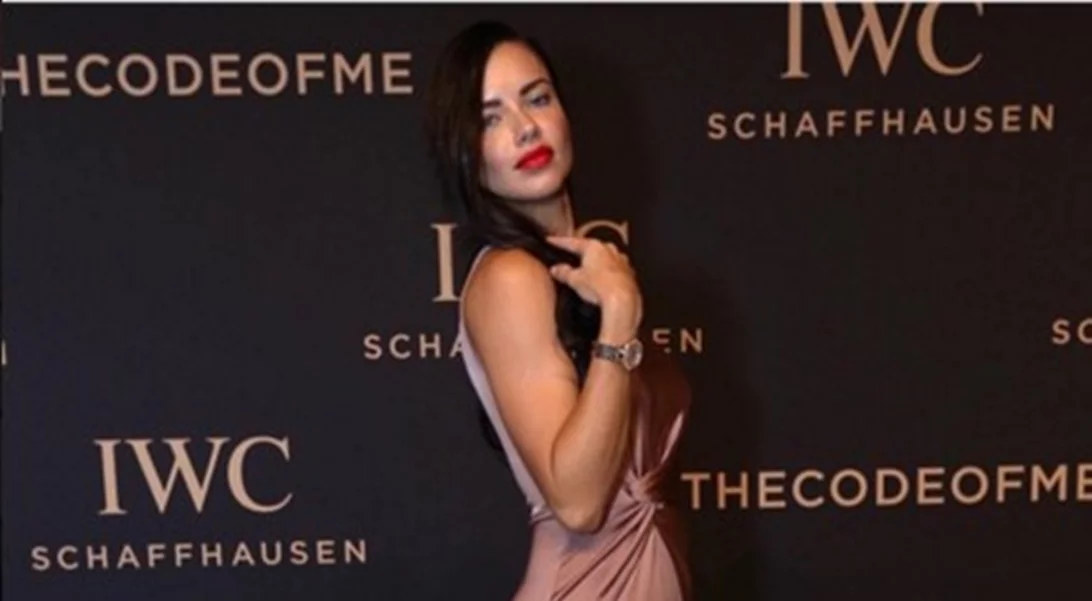 Adriana Lima: Εντυπωσιακή στο κόκκινο χαλί!