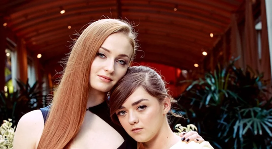 Maisie Williams-Sophie Turner: Η γλυκιά στιγμή στο κόκκινο χαλί!