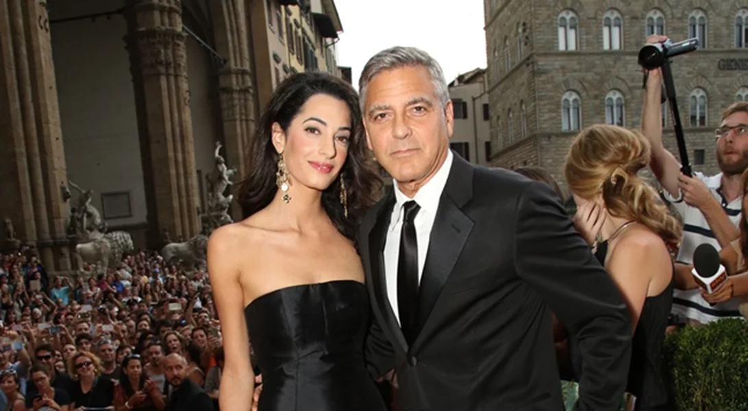 Amal Alamuddin: Πρώτη εμφάνιση με φουσκωμένη κοιλίτσα